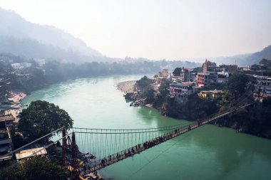 RAM Jhula Rishikesh içinde yer alan bir demir asma köprü olduğunu