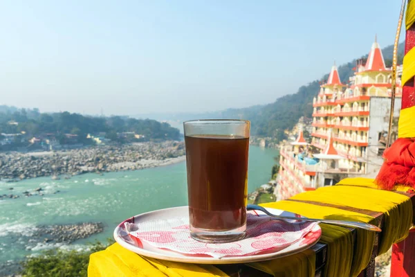 Uma xícara de café em um belo fundo da cidade Rishikesh — Fotografia de Stock