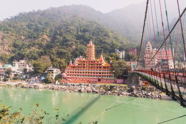 Sadık Jhula asma köprü Ganga nehirden panoramik manzaralı.