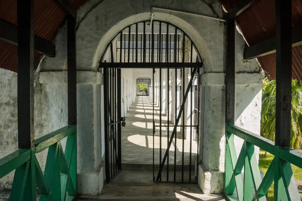 Φυλακή σιδερένια πόρτα στο λιμάνι φυλακή — Φωτογραφία Αρχείου