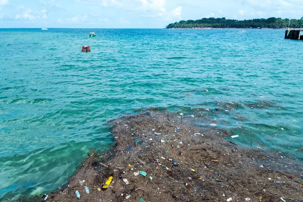 바다에서 플라스틱 쓰레기 오염. — 스톡 사진