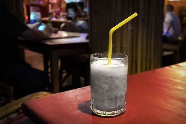 Copa de primer plano de cóctel de pina colada en el mostrador de bar fondo . — Foto de Stock