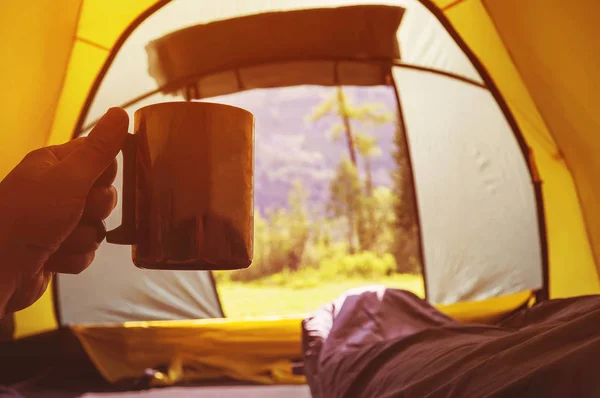 Reisen und Zeit im Zelt verbringen, während man morgens Kaffee trinkt — Stockfoto
