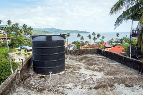 Wassertank auf dem Dach in Asien — Stockfoto
