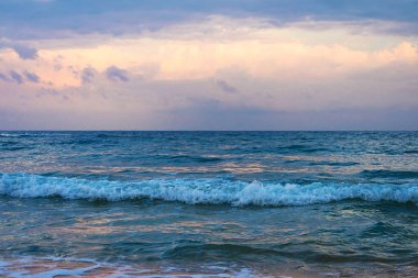 Alacakaranlık rengi gökyüzü ve bulutlarla dramatik gün batımı