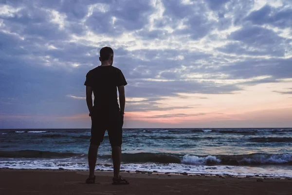 Στέκεται ο άνθρωπος βλέποντας την Ανατολή του ηλίου με θέα στον ωκεανό. — Φωτογραφία Αρχείου