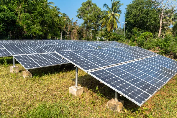 Batterie solari in cima alla collina nella giungla — Foto Stock