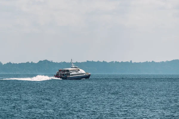 Пасажирський катер, морські подорожі, туризм, розслабитися, відпустка , — стокове фото