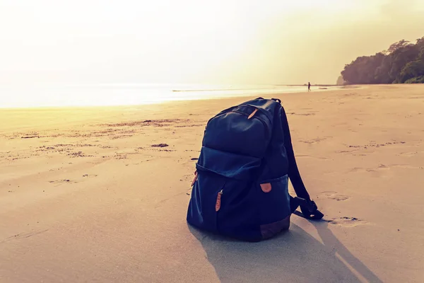 Podróżować Plecak na lato morze plaża. — Zdjęcie stockowe