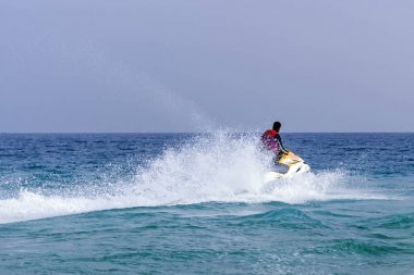 Aquabike Yarışması'nda deniz suyu üzerinde etkin boş