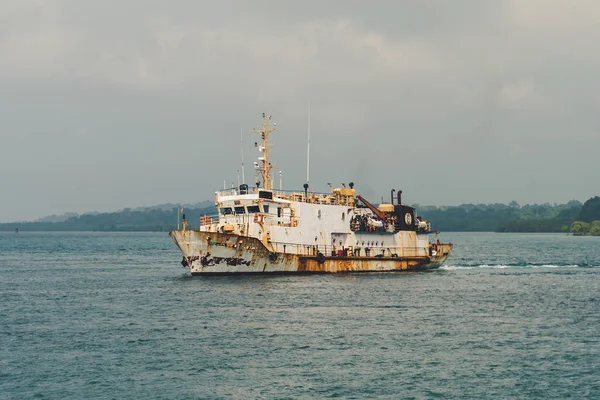 Ржавая лодка застряла на берегу Лансароте — стоковое фото