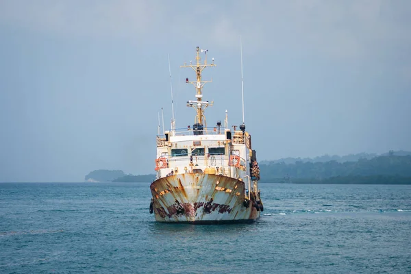 Viejo ferry lleno de herrumbre que navega entre islas —  Fotos de Stock