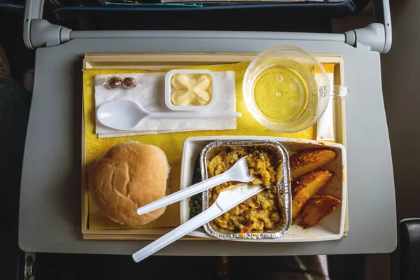 Porción de alimentos para un pasajero en una caja de cartón a bordo del avión . — Foto de Stock