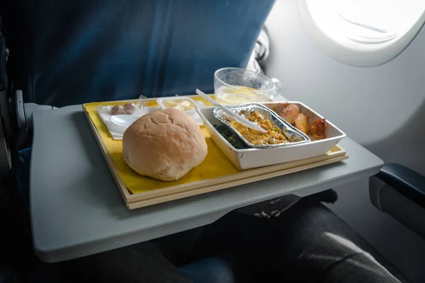 Foto del almuerzo a bordo del avión — Foto de Stock
