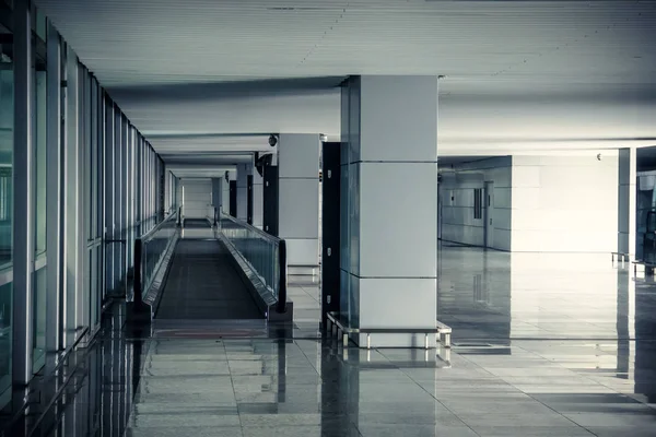 Современный интерьер зала аэропорта с никем — стоковое фото