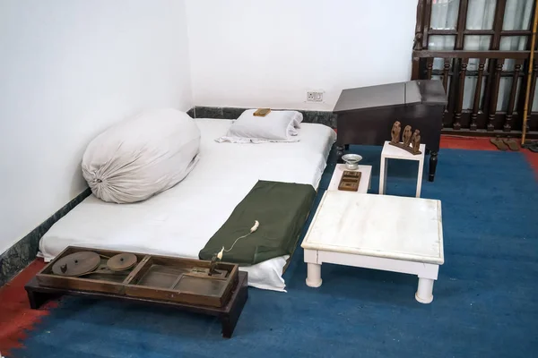 Аскетические условия жизни Махатмы Ганди в доме музея — стоковое фото
