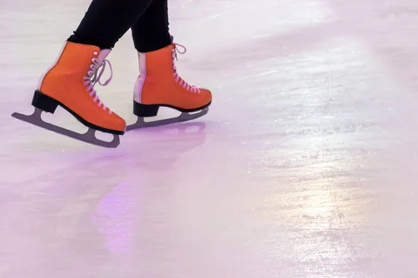 Kadın buz paten ayaklarda kapatın — Stok fotoğraf