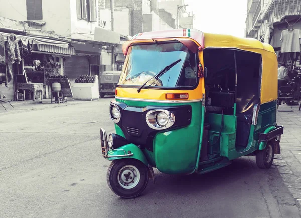 Tuk tuk 택시는 거리에 — 스톡 사진