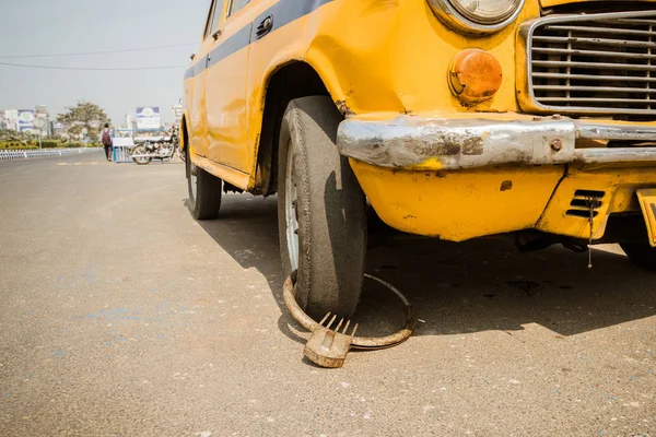 인도에서 말도 직접 만든 노란색 택시 도난 보호 — 스톡 사진