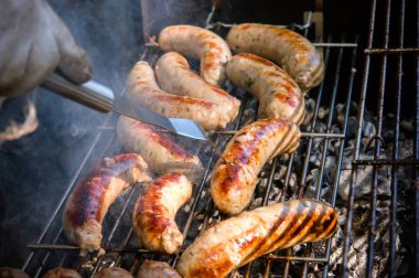 Taze sosis ve açık havada bir gaz Barbekü g ızgara sosis