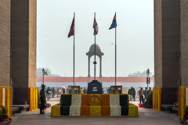 Soldados em pé no memorial AMAR JAWAN em INDIA GATE em DELHI na ÍNDIA . — Fotografia de Stock