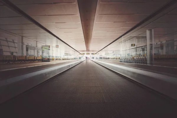 Snelheid motion blur op transport, blauw licht in perspectief lijn. — Stockfoto