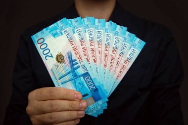Yeni 2.000 Rublesi faturaları bir sürü erkek el ele tutuşur