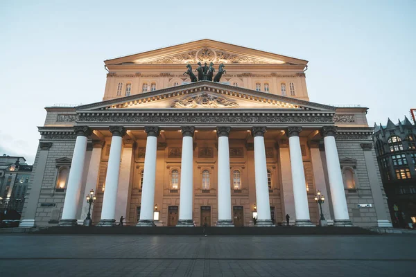 Vista frontal de fachada iluminada del Teatro Bolshoi. Una vista hacia abajo de las columnas blancas y la gran parte superior del Gran Teatro en Moscú. La vida teatral. Entradas para ópera y ballet ruso. Icono arquitectónico — Foto de Stock