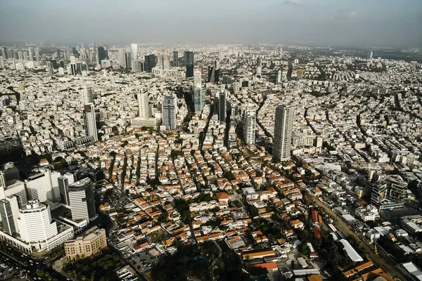 Vista aérea da cidade de Tel Aviv, Israel. Território densamente povoado de segunda grande cidade israelense. Vista do telhado da cidade populosa, arranha-céus, edifícios modernos de Tel Aviv. Viajar — Fotografia de Stock