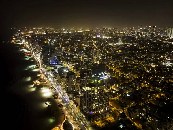Vista aérea nocturna de la ciudad de Tel Aviv con modernos skylines y hoteles de lujo en la playa cerca del puerto de Tel Aviv en Israel — Foto de Stock