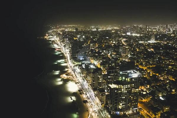 Vista noturna dos arranha-céus de Tel Aviv a partir do Mar Mediterrâneo. Vista panorâmica dos telhados da metrópole moderna — Fotografia de Stock