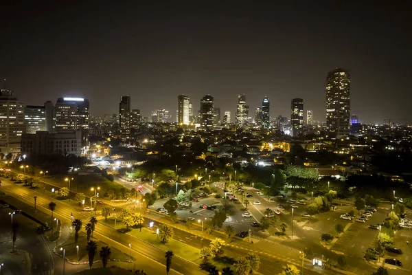 Hermoso panorama de Tel Aviv en la noche, Israel. Gran área metropolítica iluminada en el fondo del cielo oscuro. Paisaje urbano en el crepúsculo. Calles, edificios y luces de una ciudad israelí nocturna . — Foto de Stock