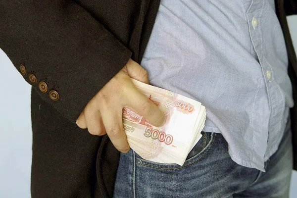 Orosz pénz a zsebfarmerban. Bankjegy 5000 rubel. A pénzügy fogalma. Közelkép. A fickó számlákat tett a zsebébe. Fizetés. — Stock Fotó