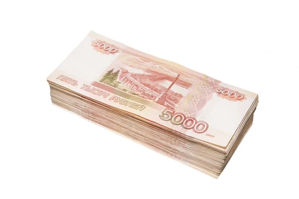 Стек 5000 рублів пакетів ізольовані на білому тлі. Поняття багатства, прибутку, бізнесу та фінансів. Складіть гроші в п'ятитисячні купюри. багато грошей, багато грошей — стокове фото