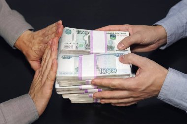 Erkeklerin elinde bir milyon ruble. Karanlık bir odada Rus rublesiyle rüşvet. Yozlaşma ve rüşvet kavramı. Paranın reddedilmesi. Dürüst memur rüşveti reddediyor..