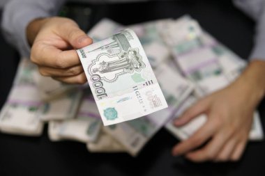 Bir elden diğerine para göndermek. Adam ticaret için para ödüyor, bir şeyler alıyor ya da sahte para yolluyor, yolsuzluk yapıyor. Bir elinde 1000 ruble, diğer elinde bir milyon ruble.