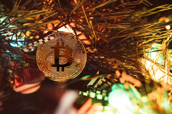 Χρυσό νόμισμα. Crypto νόμισμα bitcoin σε ένα φόντο Χριστουγέννων — Φωτογραφία Αρχείου