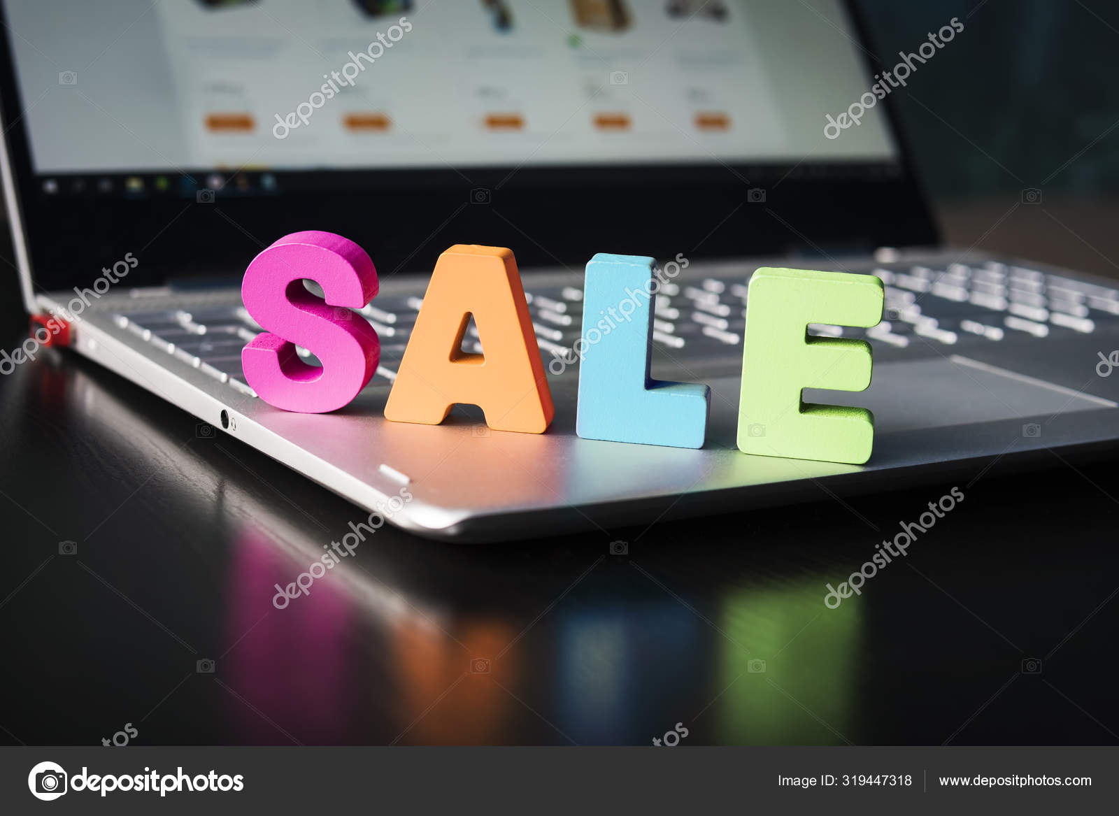 Grosse Farbige Buchstaben Verkauf Auf Laptop Eingestellt Verkauf Im Online Shop Konzept Geoffnetes Notizbuch Mit Holzernem Wortverkauf Auf Tastatur Uber Schwarzem Tisch Einkaufen Im Internet Rabatt Kaufen E Commerce Stockfoto C Diy13 Ya Ru