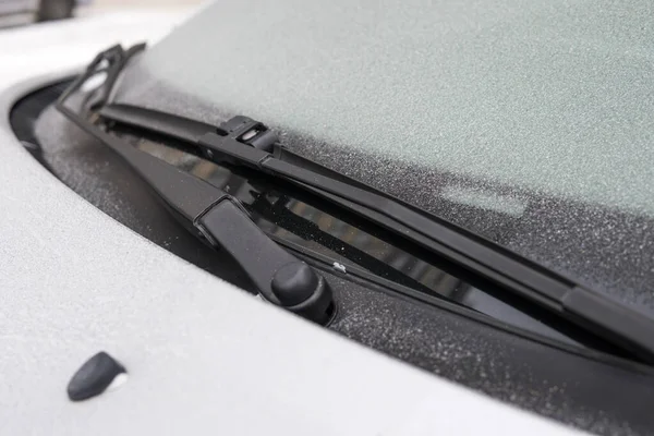 Essuie-glaces sur une voiture. concierge de voiture gelé au verre de la voiture à basse température. Problèmes avec la voiture en hiver. gros plan , — Photo