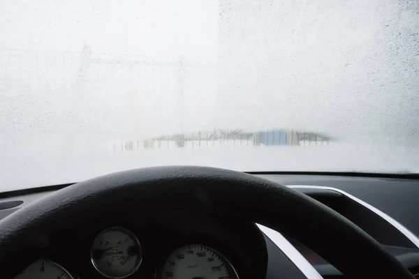 자동차 앞 유리에 서리가 내리는 장면을 확대 한 것입니다. 운전자의 입장에서 생각해 보 십시오. 추위에 떨고 있는 선수들 — 스톡 사진