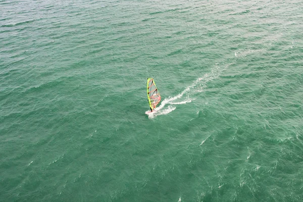 Windsurf, windsurf. Deporte extremo en el océano azul tropical, agua clara. Vistas aéreas, vista superior del windsurf en las olas del hermoso mar en Vietnam, MUI NE . — Foto de Stock