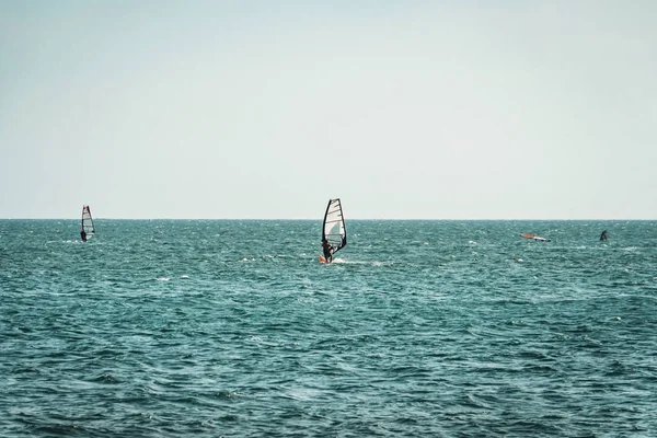 Windsurfer Surf El viento en las olas Deportes acuáticos recreativos, Extreme Sport Action. Actividad deportiva recreativa. Vida Activa Saludable. Aventura divertida de verano. Hobby. — Foto de Stock