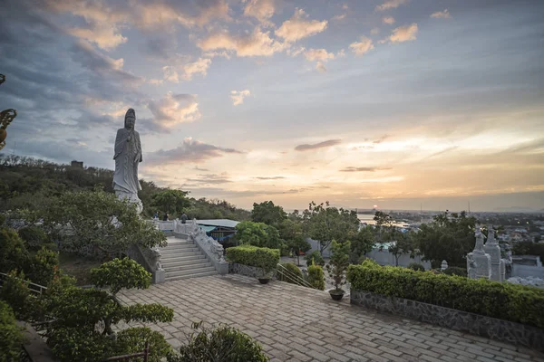 Buu Son templo budista cerca de la Poshanu o Po Sahu Inu Cham Tower en la ciudad de Phan Thiet —  Fotos de Stock