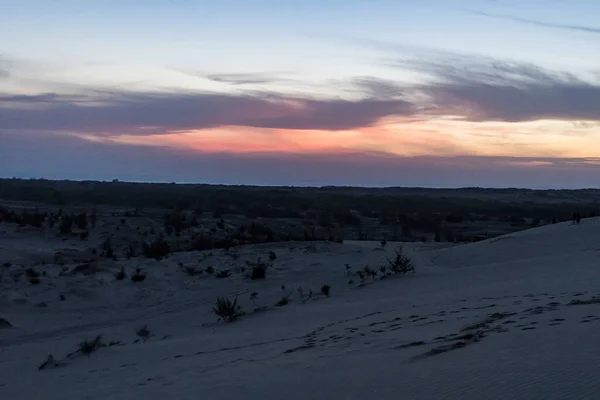 Bella alba con spettacolare paesaggio nuvoloso a White Sand Dunes a Mui Ne, Vietnam — Foto Stock