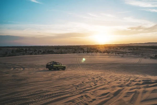 Dune safari avventura nel deserto. Dove il deserto incontra il cielo. I turisti viaggiano su un pick-up su una duna di sabbia. Bella alba sul deserto . — Foto Stock