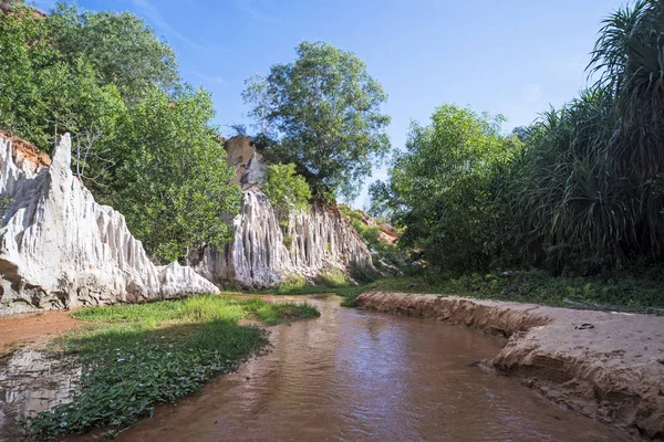 Belas fadas riacho com arenito vermelho e branco em Mui Ne, Vietnã. O rio corre no desfiladeiro. Bela paisagem de atrações naturais únicas — Fotografia de Stock
