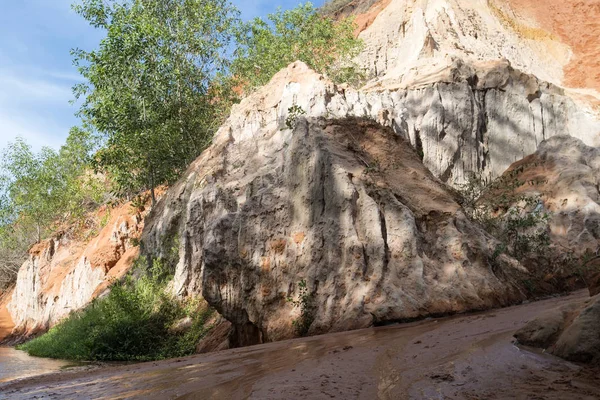 Beautiful creek fairies with red and white sandstone in Mui Ne, — Stock Photo, Image