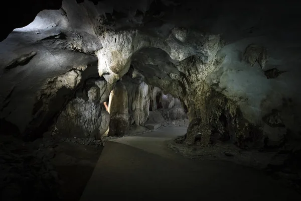 Limestone formations in karst cave at Cat Ba island, Vietnam, stalactites and stalagmites inside the cave — Stock Photo, Image