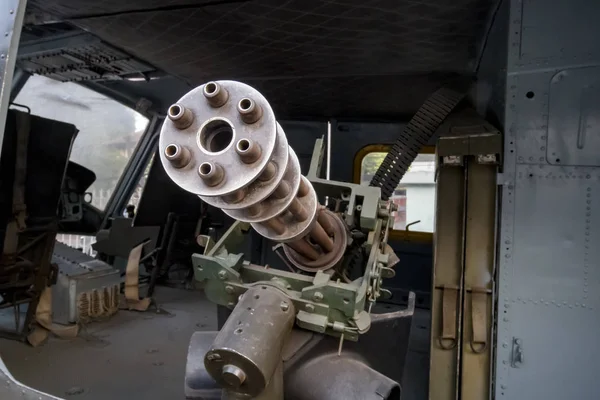 A metralhadora rotativa de seis cilindros M134 Minigun com uma alta taxa de incêndio no helicóptero da porta . — Fotografia de Stock