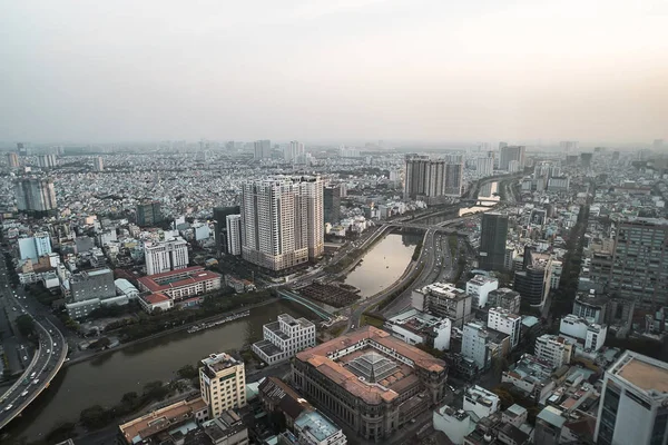 Foto aérea vista superior do drone voador de uma cidade de Ho Chi Minh com desenvolvimento de edifícios de transporte, infra-estrutura de energia. Centros financeiros e empresariais em Vietnã . — Fotografia de Stock